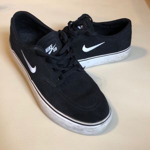 Nike SB black and white